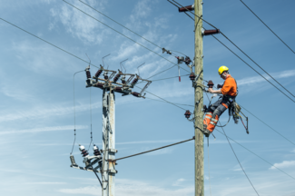 Arbeiter auf Strommasten