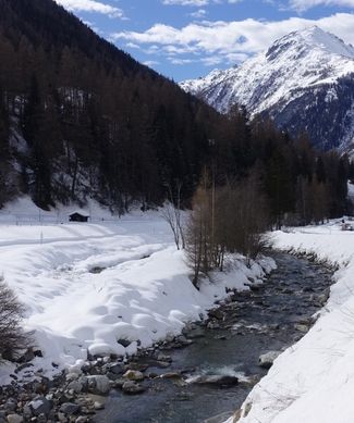 Lonza mit neuem Nebenarm in der Winterlandschaft.