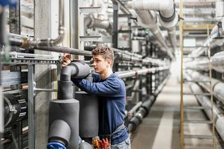 Installateur bei der Arbeit an der Kälteanlage