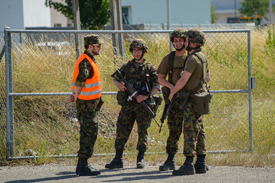 Als Armeeseelsorger im Einsatz: Adrian Megert (l.) unterhält sich mit Rekruten.